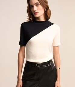 Blusa em Ribana com Recorte Bloco de Cor Diagonal