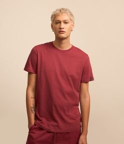 Camiseta Comfort Básica em Malhão com Etiqueta na Manga