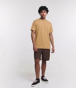 Camiseta Comfort Básica em Malhão com Etiqueta na Manga