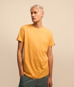 Camiseta Comfort Básica em Malhão com Etiqueta na Manga