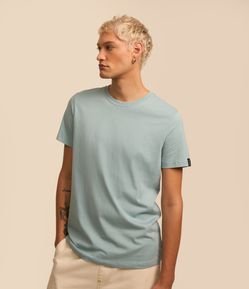 Camiseta Comfort Básica em Malhão com Etiqueta na Manga