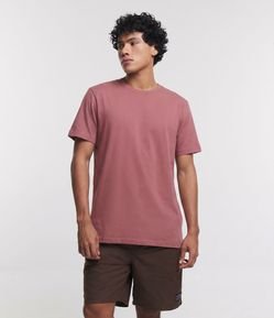 Camiseta Comfort Básica em Malhão com Etiqueta na Manga