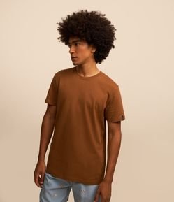 Camiseta Comfort Básica em Malhão com Etiqueta na Manga