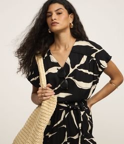 Blusa em Viscose com Estampa de Folhagem