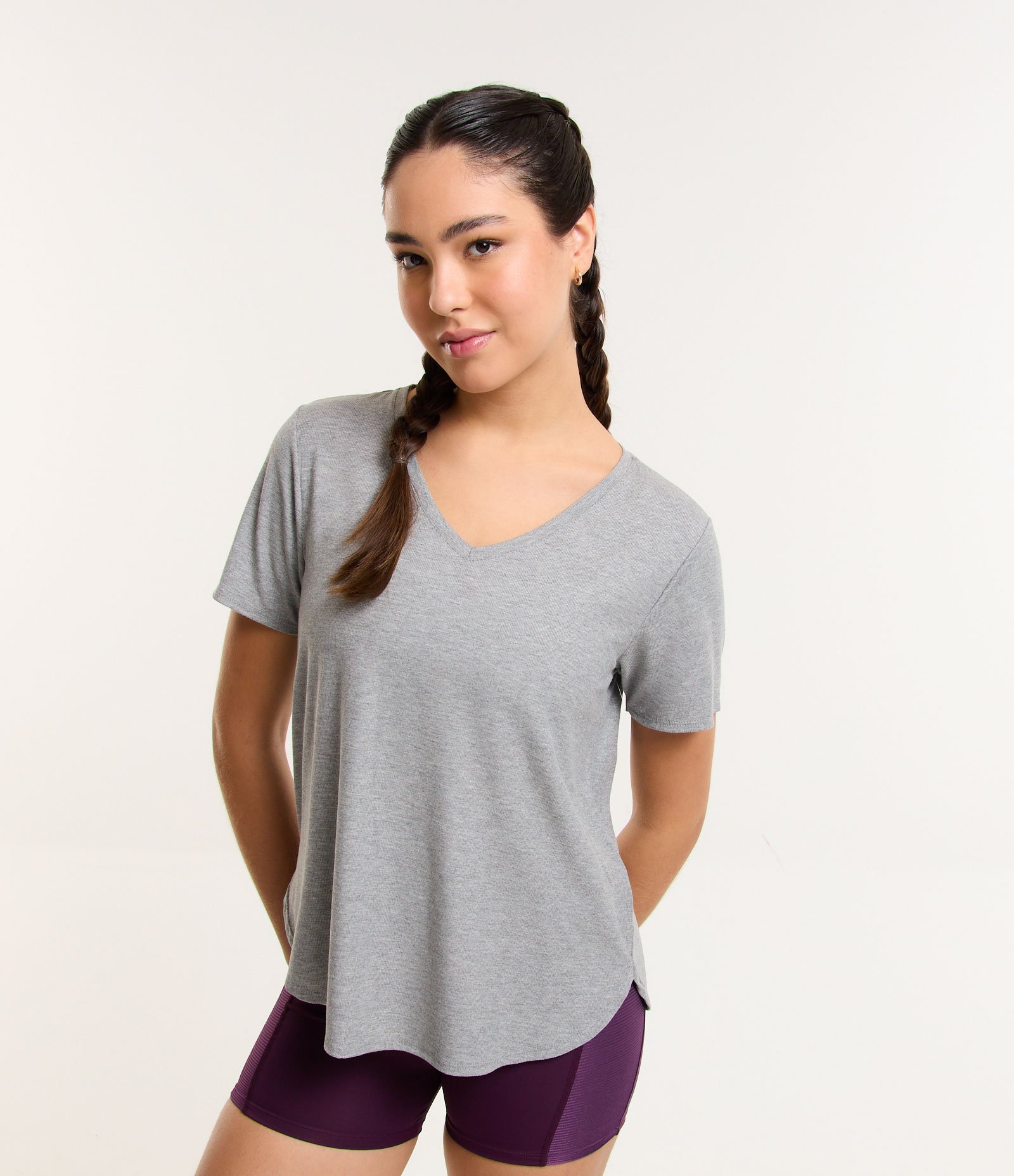 Camiseta Esportiva em Ribana com Gola V Cinza 1