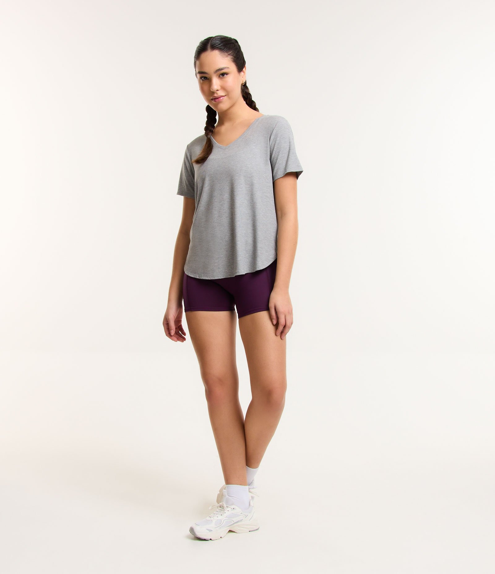 Camiseta Esportiva em Ribana com Gola V Cinza 2