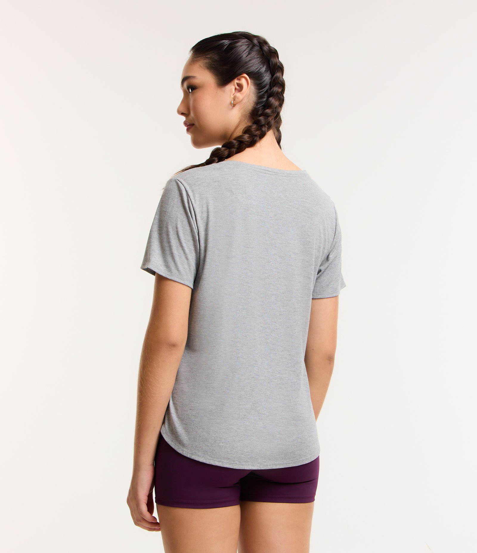 Camiseta Esportiva em Ribana com Gola V Cinza 3