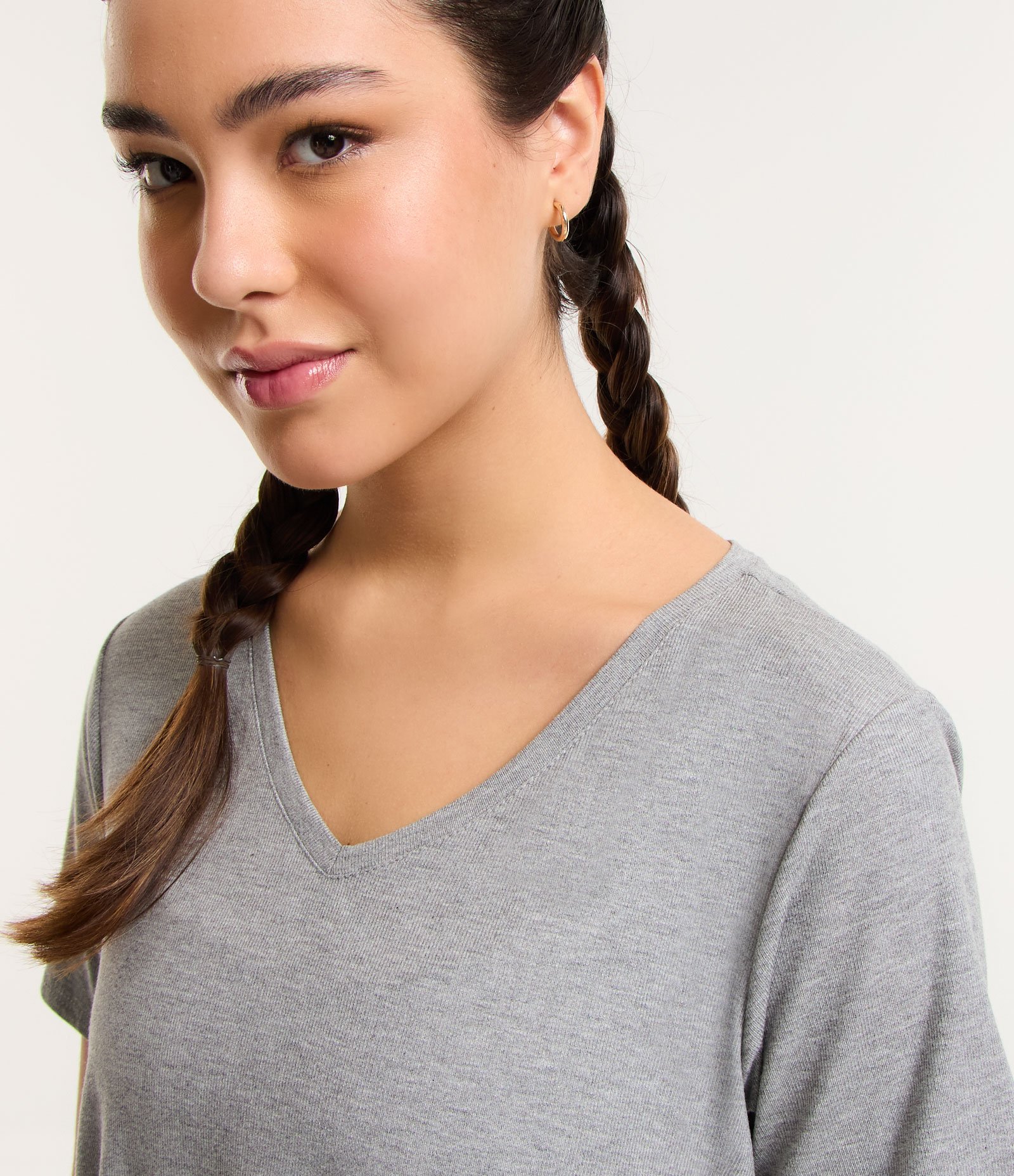 Camiseta Esportiva em Ribana com Gola V Cinza 4