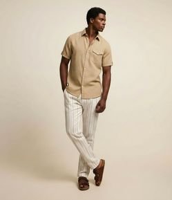 Camisa Comfort em Linho com Bolso e Dobra na Manga