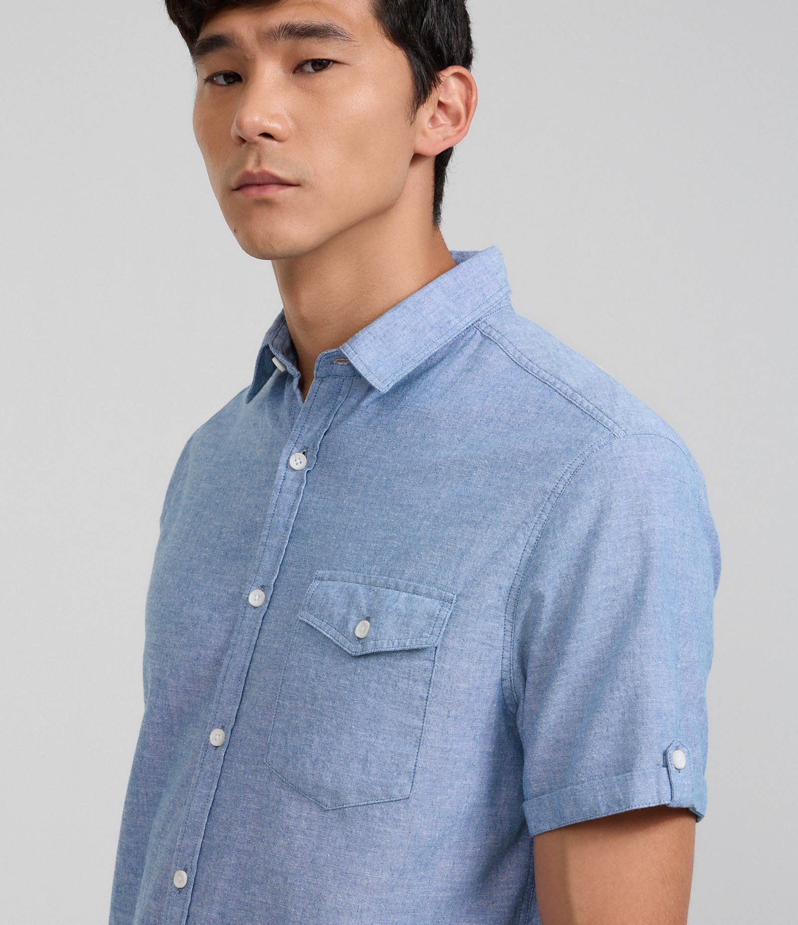 Camisa Comfort em Linho com Bolso e Dobra na Manga Azul 4