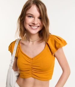 Blusa Cropped em Tricô com Puxadinho no Busto e Babado na Manga