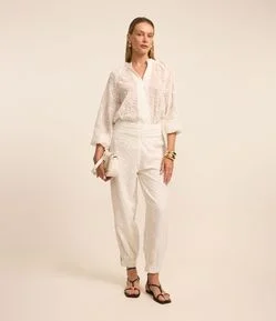 Calça Cenoura Cintura Alta em Chiffon com Flores Bordadas