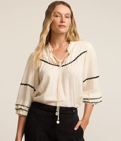Blusa Bata em Tricoline com Babados na Manga