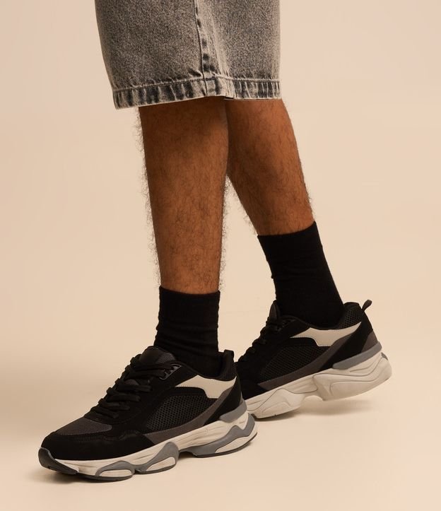 Tênis Dad Sneaker em PU com Recortes e Solado Alto
