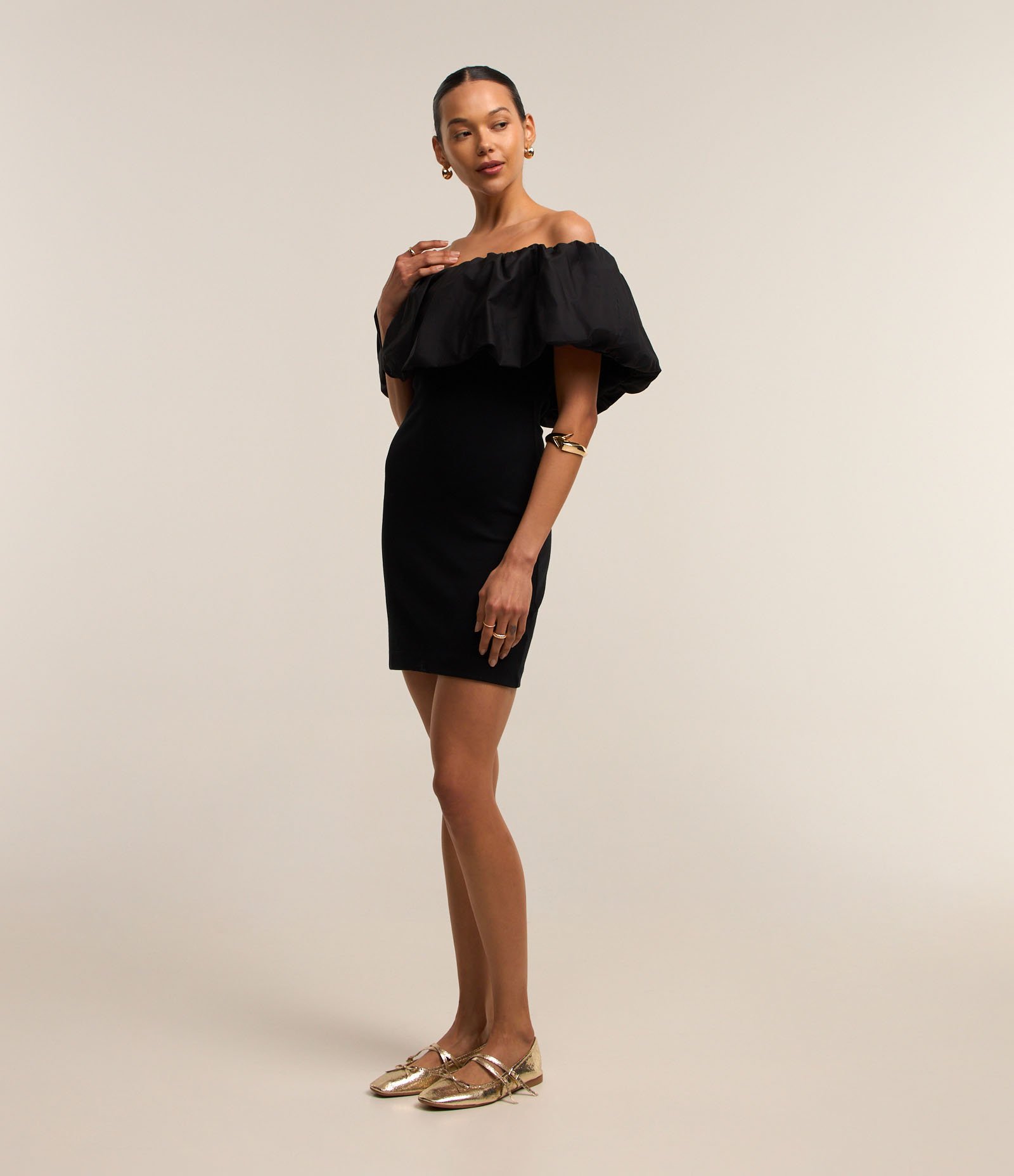 Vestido Curto em Ribana com Ombro a Ombro Bufante Preto 2