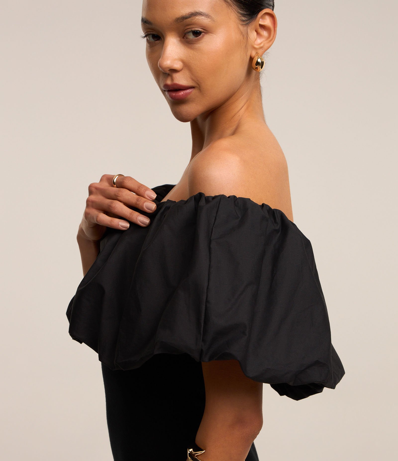 Vestido Curto em Ribana com Ombro a Ombro Bufante Preto 3