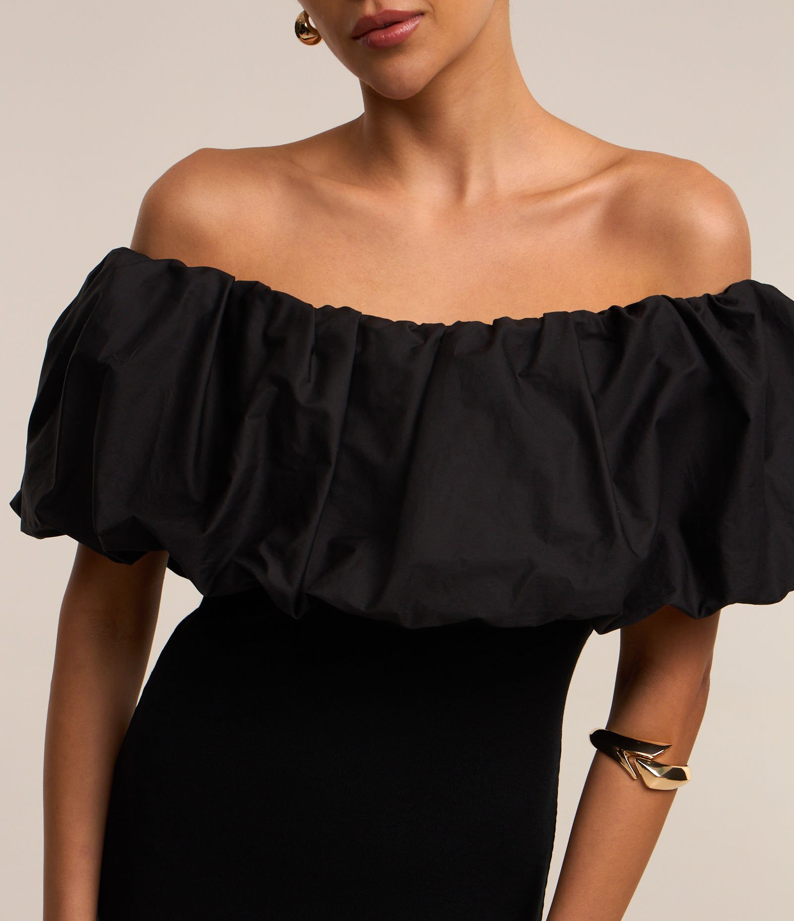 Vestido Curto em Ribana com Ombro a Ombro Bufante Preto 4