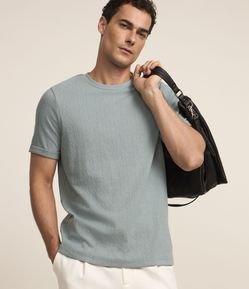 Camiseta Slim em Algodão com Textura e Dobra na Manga
