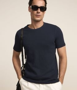 Camiseta Slim em Algodão com Textura e Dobra na Manga