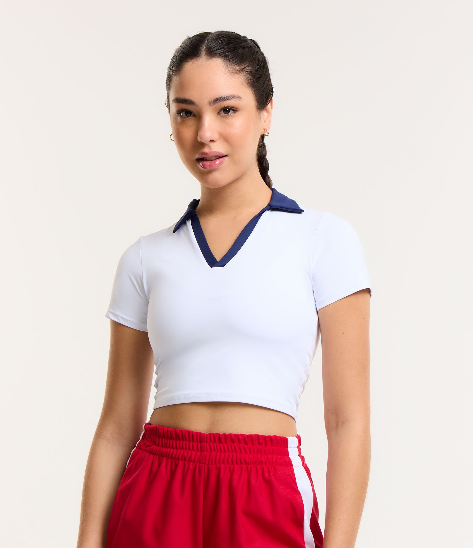 Camiseta <em>cropped</em> esportiva em poliamida com gola polo, da Renner