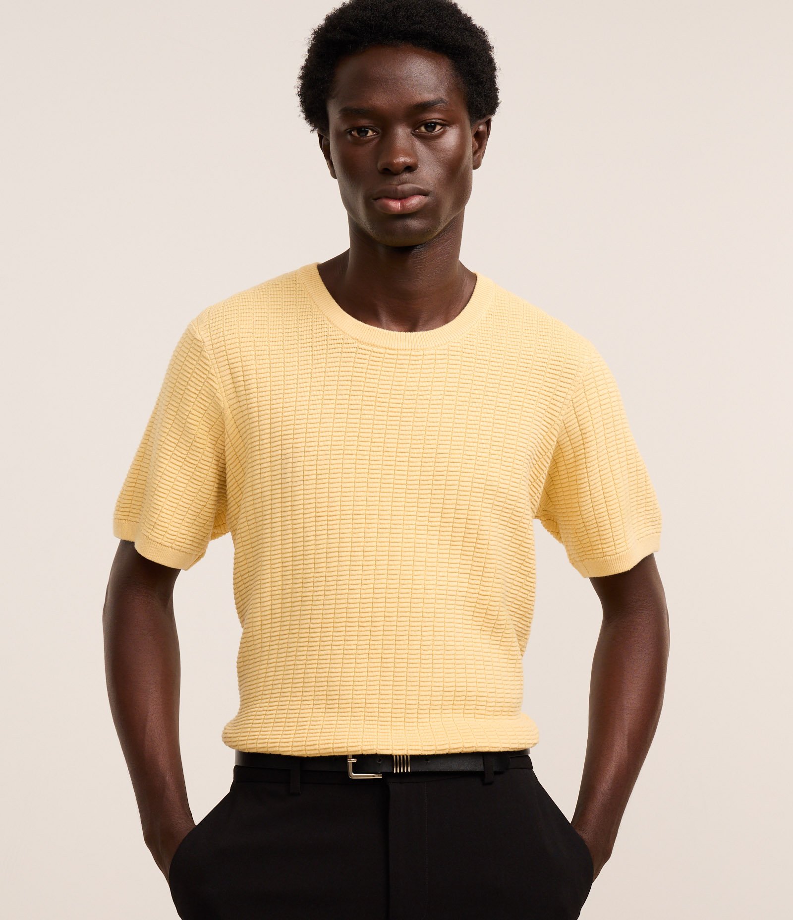 Camiseta Regular em Tricô com Textura Canelada Amarelo 1