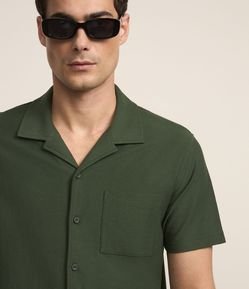 Camisa em Piquet com Textura e Bolso Frontal