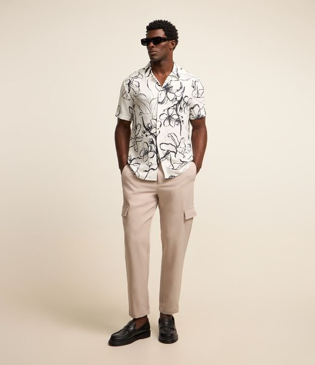 Calça em Sarja Cargo Easy Care com Detalhe Lateral