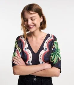 Blusa Cropped Texturizada com Estampa Tucanos