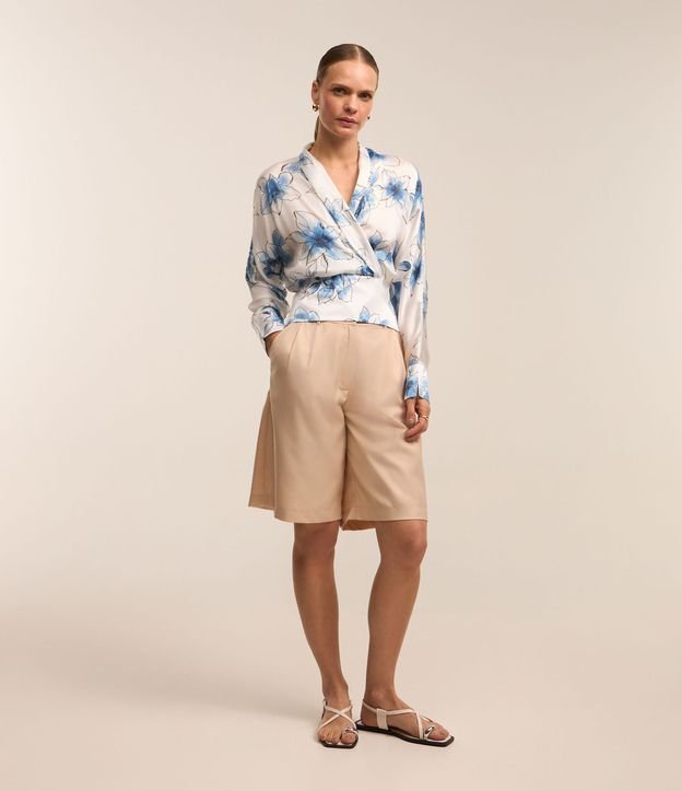 Camisa em Tecido Acetinado com Transpasse e Estampa Floral