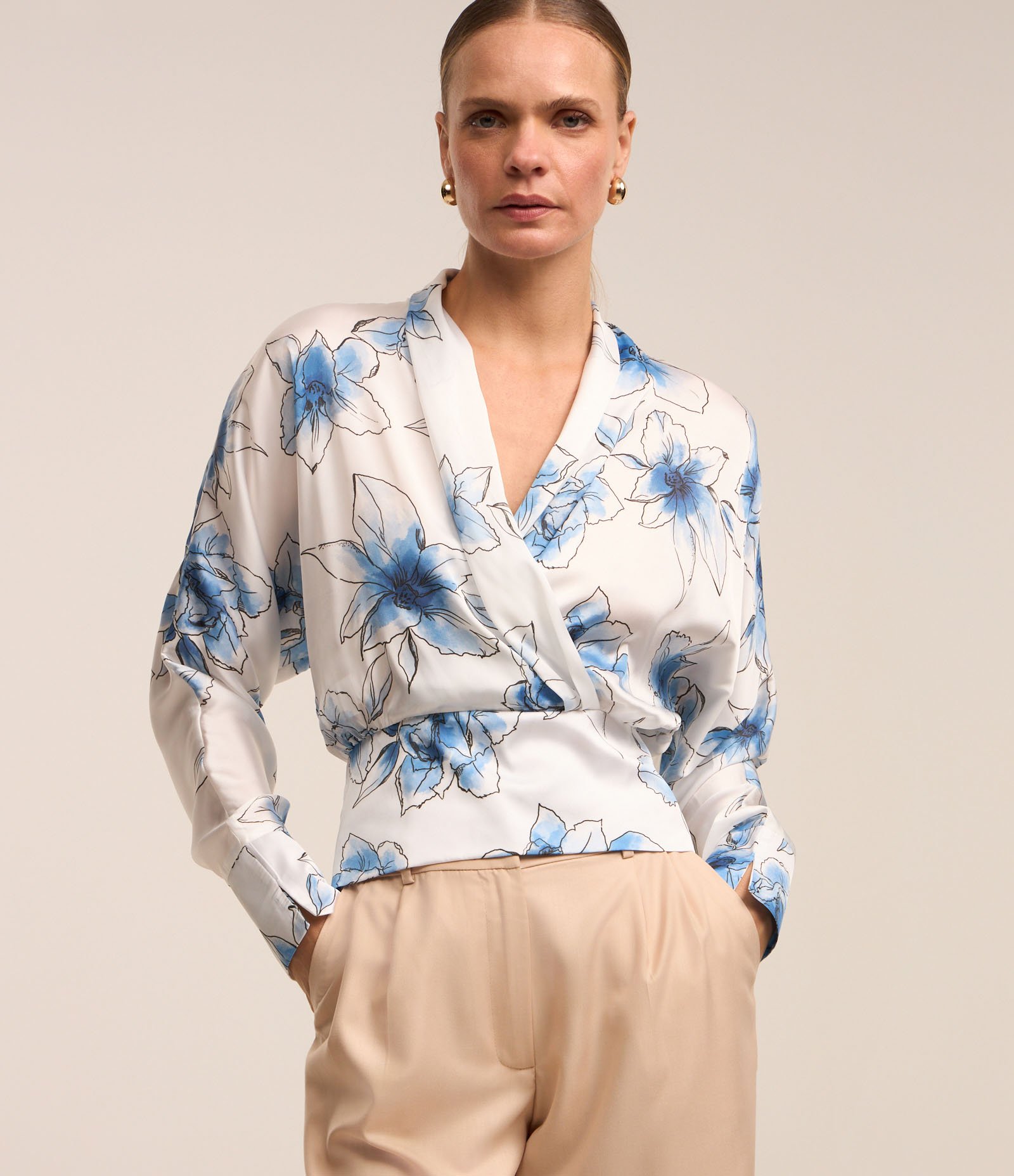 Camisa em Tecido Acetinado com Transpasse e Estampa Floral Branco Neve 1