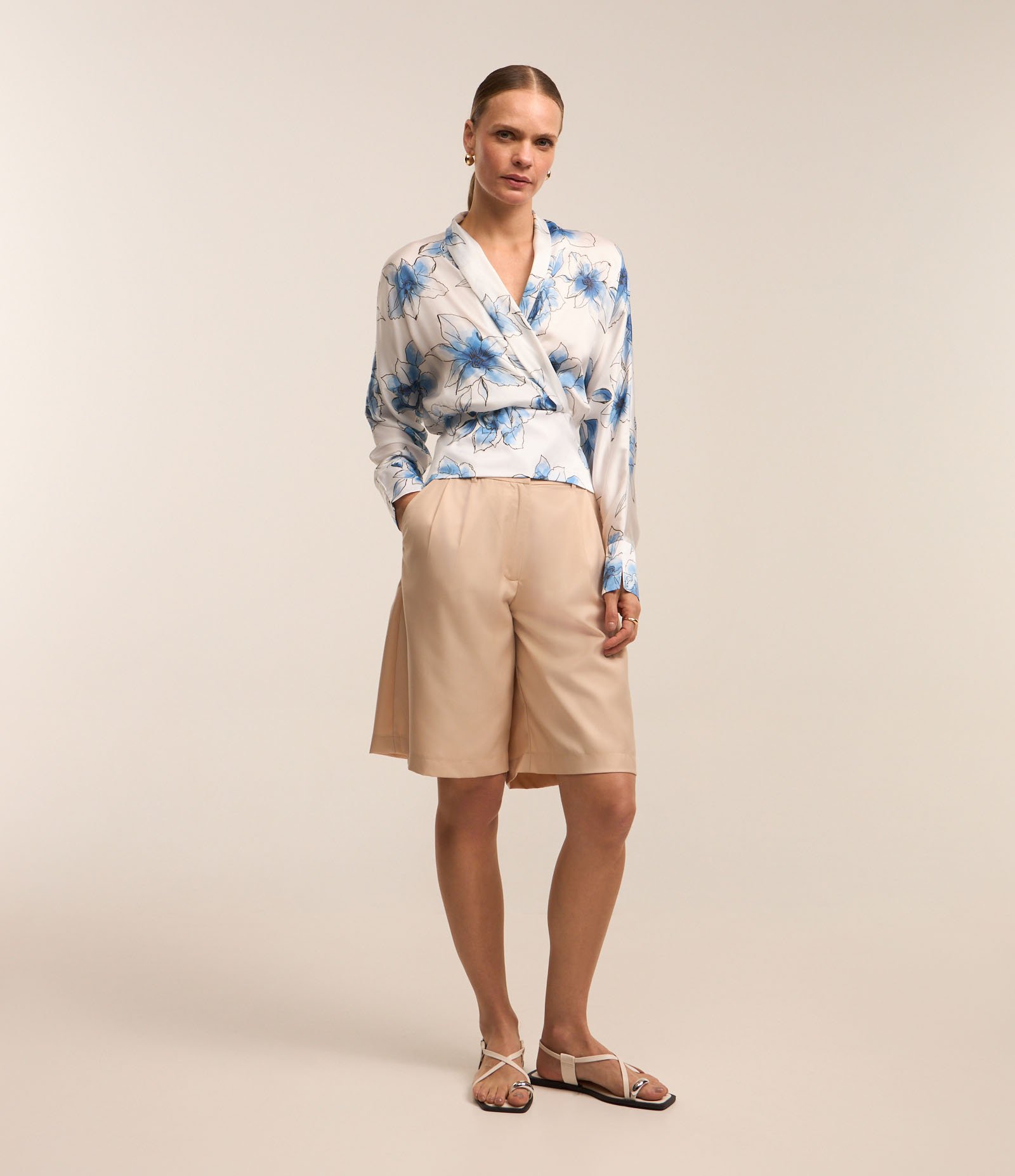 Camisa em Tecido Acetinado com Transpasse e Estampa Floral Branco Neve 2