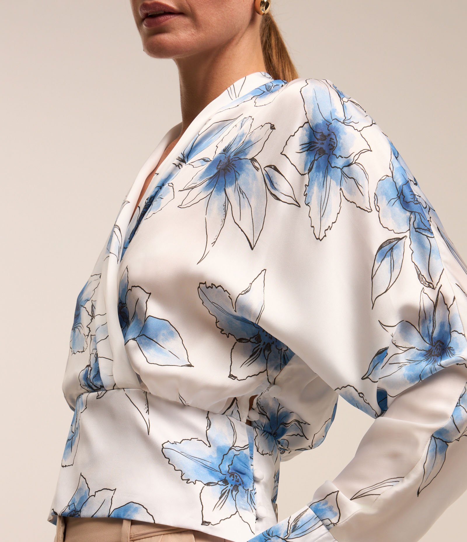 Camisa em Tecido Acetinado com Transpasse e Estampa Floral Branco Neve 3