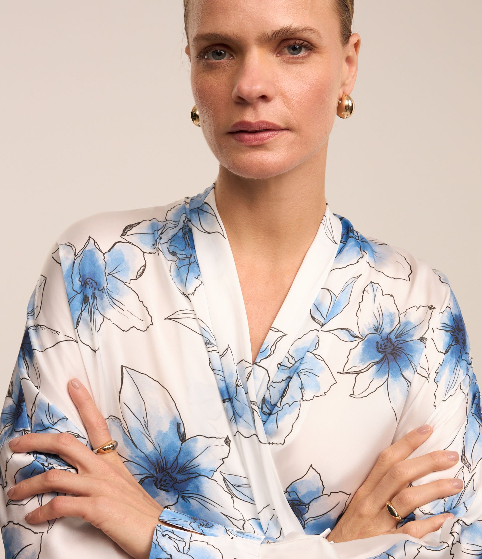 Camisa em Tecido Acetinado com Transpasse e Estampa Floral Branco Neve 4