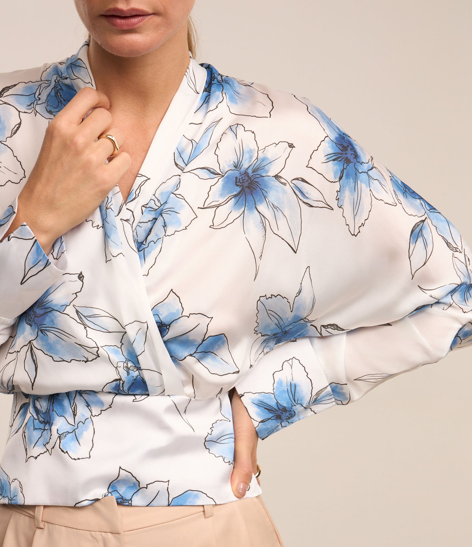 Camisa em Tecido Acetinado com Transpasse e Estampa Floral Branco Neve 5