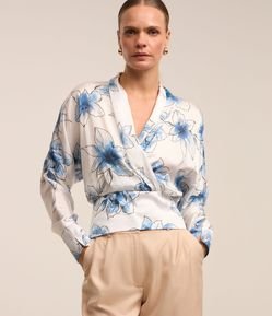 Camisa em Tecido Acetinado com Transpasse e Estampa Floral