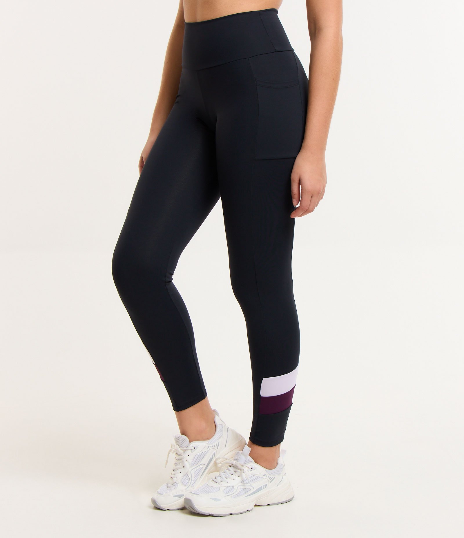 Calça Legging Esportiva em Poliamida com Recortes e Bolso Funcional Preto 2