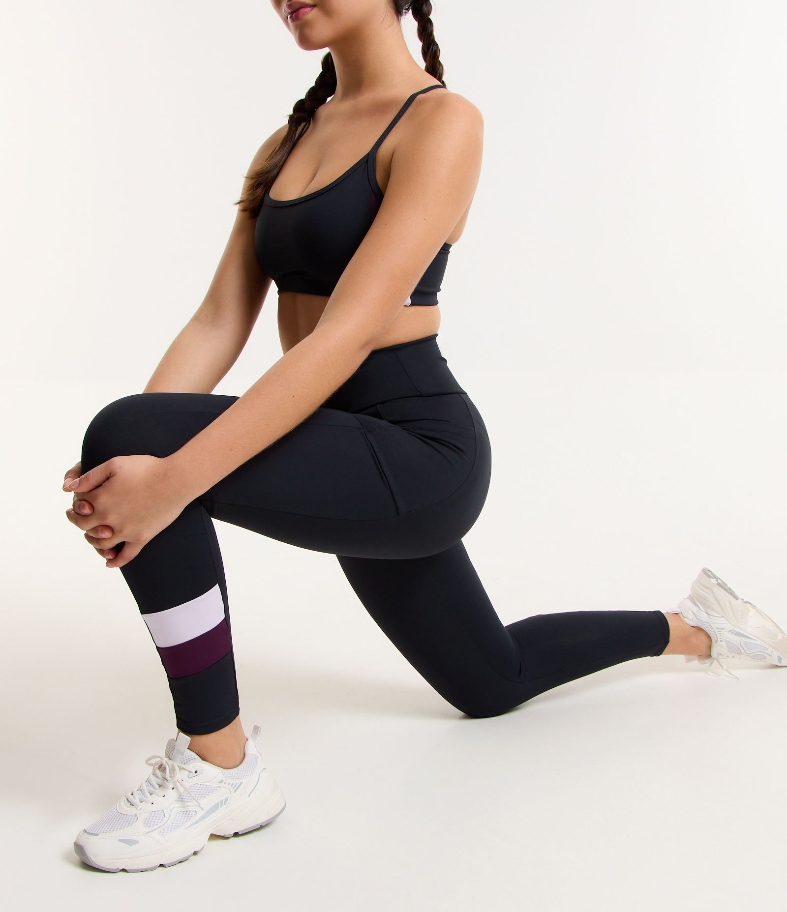 Calça Legging Esportiva em Poliamida com Recortes e Bolso Funcional Preto 5