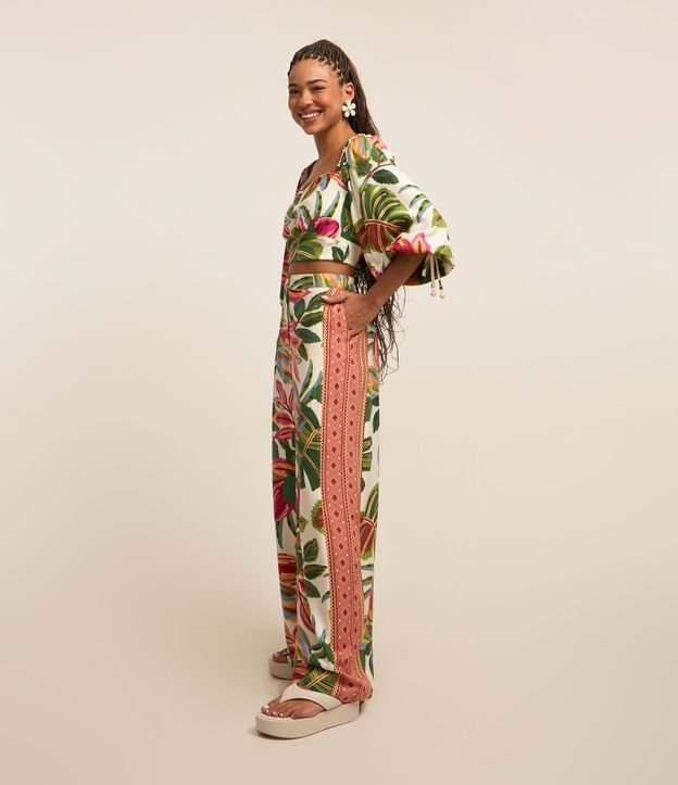 Calça Pantalona em Viscose com Estampa Tropical e Recorte Étnico