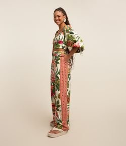 Calça Pantalona em Viscose com Estampa Tropical e Recorte Étnico