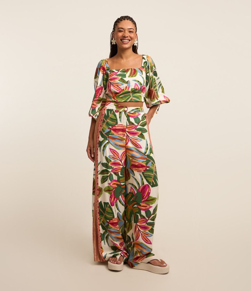 Blusa Cropped em Viscose com Lastex e Estampa Tropical