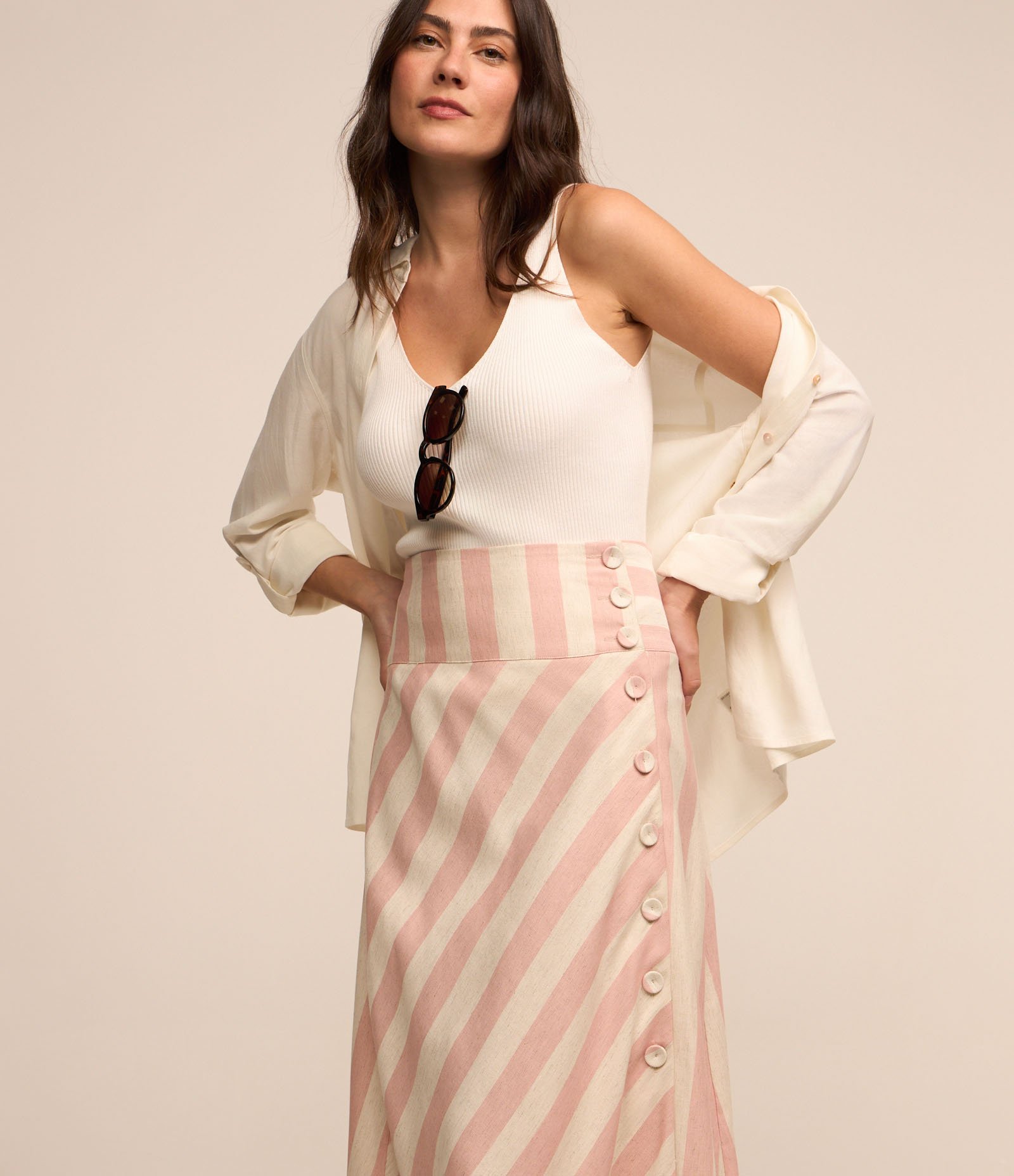 Saia Midi em Viscolinho com Transpasse e Abotoamento Lateral Off White/ Rosa 1