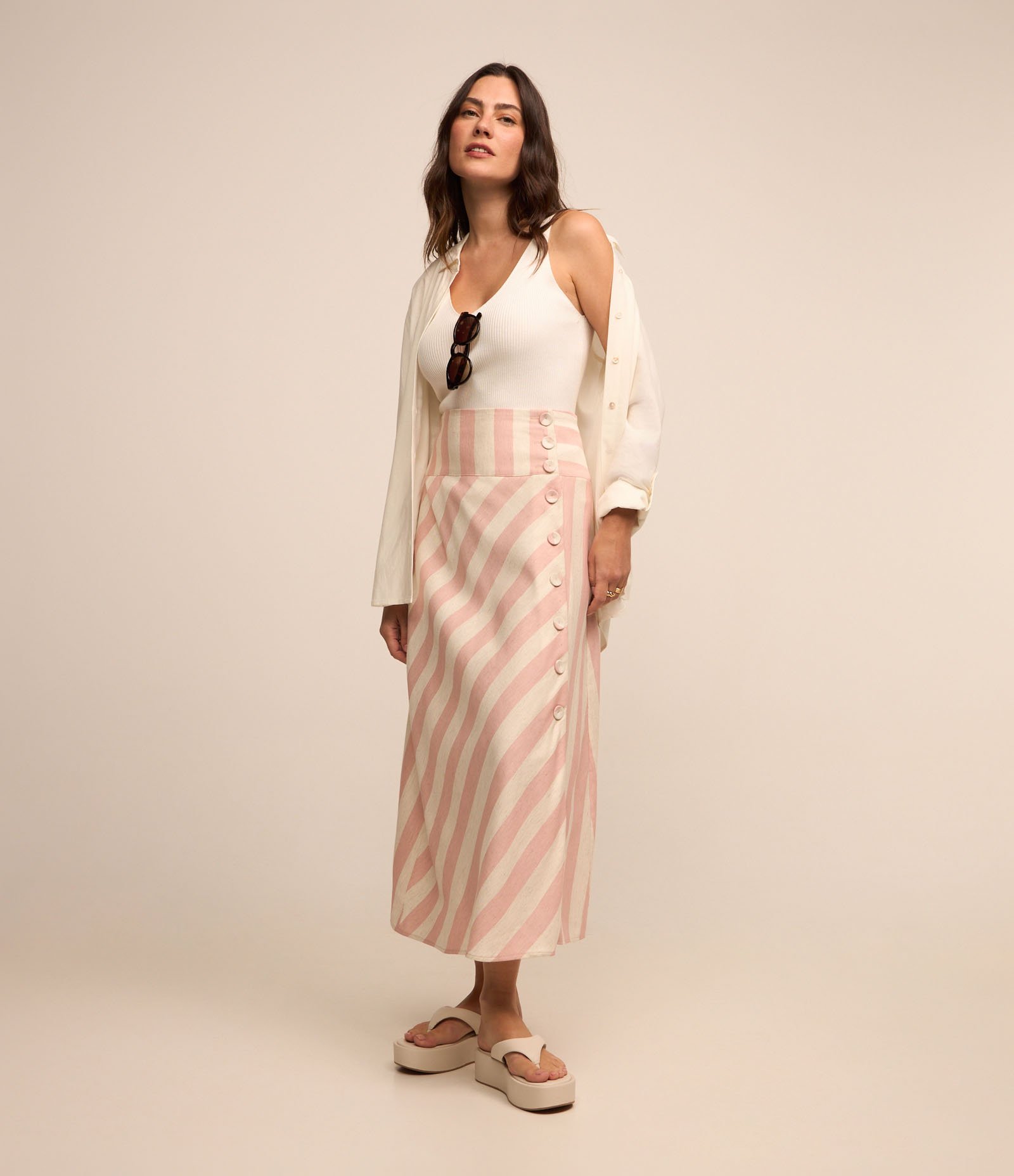 Saia Midi em Viscolinho com Transpasse e Abotoamento Lateral Off White/ Rosa 2