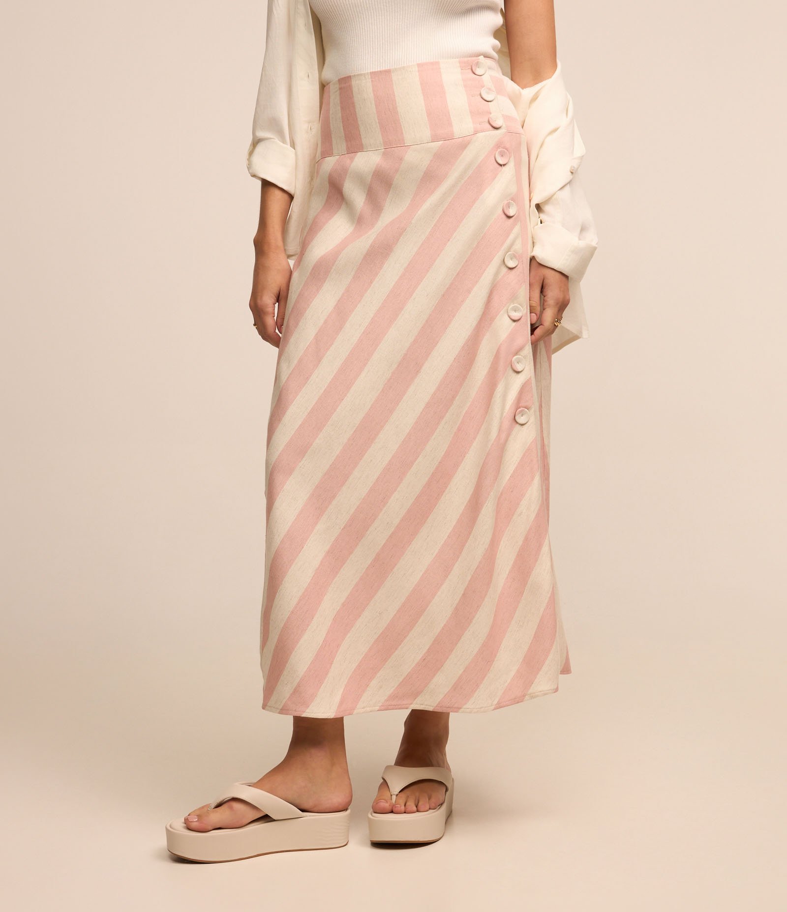 Saia Midi em Viscolinho com Transpasse e Abotoamento Lateral Off White/ Rosa 3