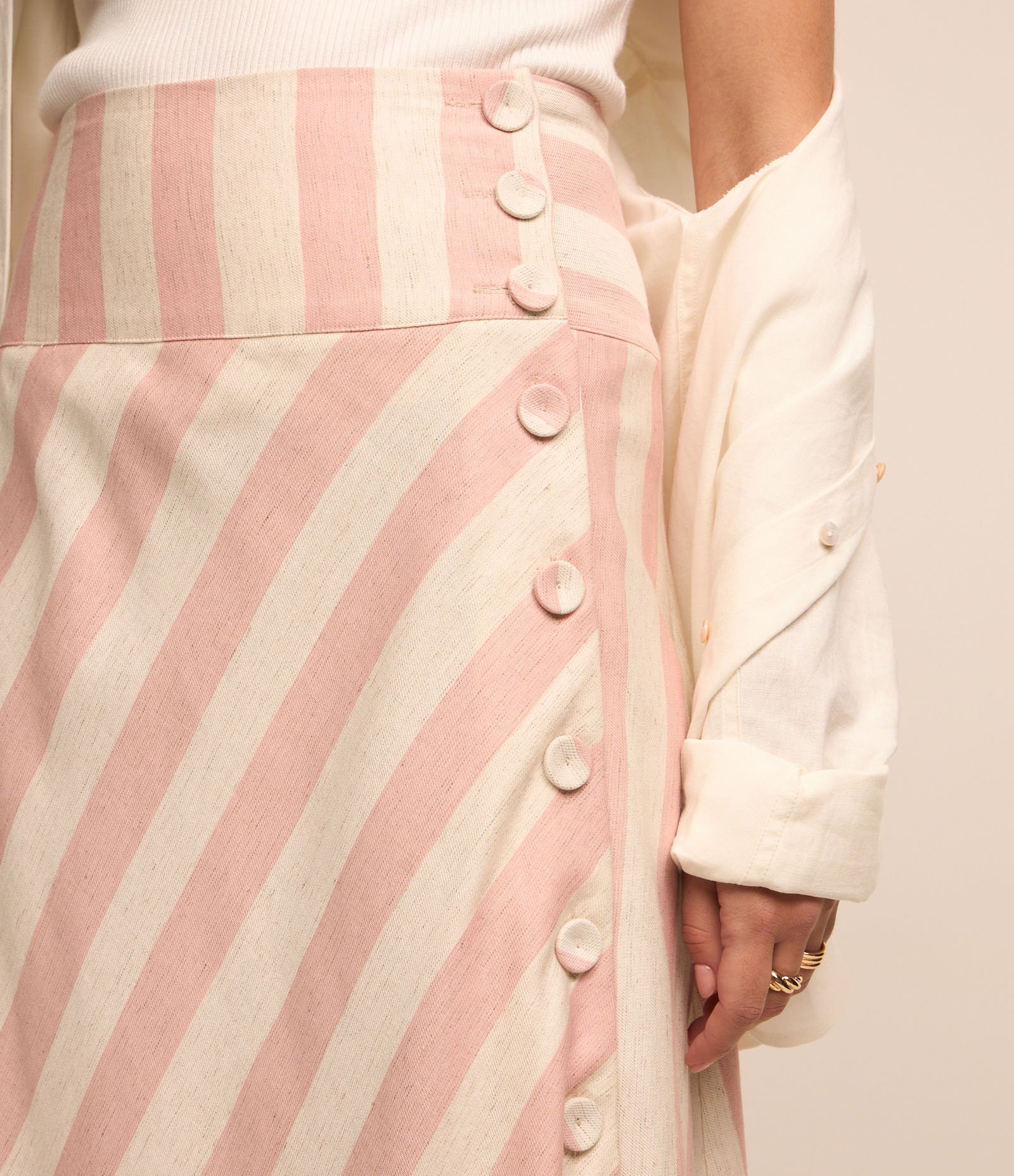Saia Midi em Viscolinho com Transpasse e Abotoamento Lateral Off White/ Rosa 4