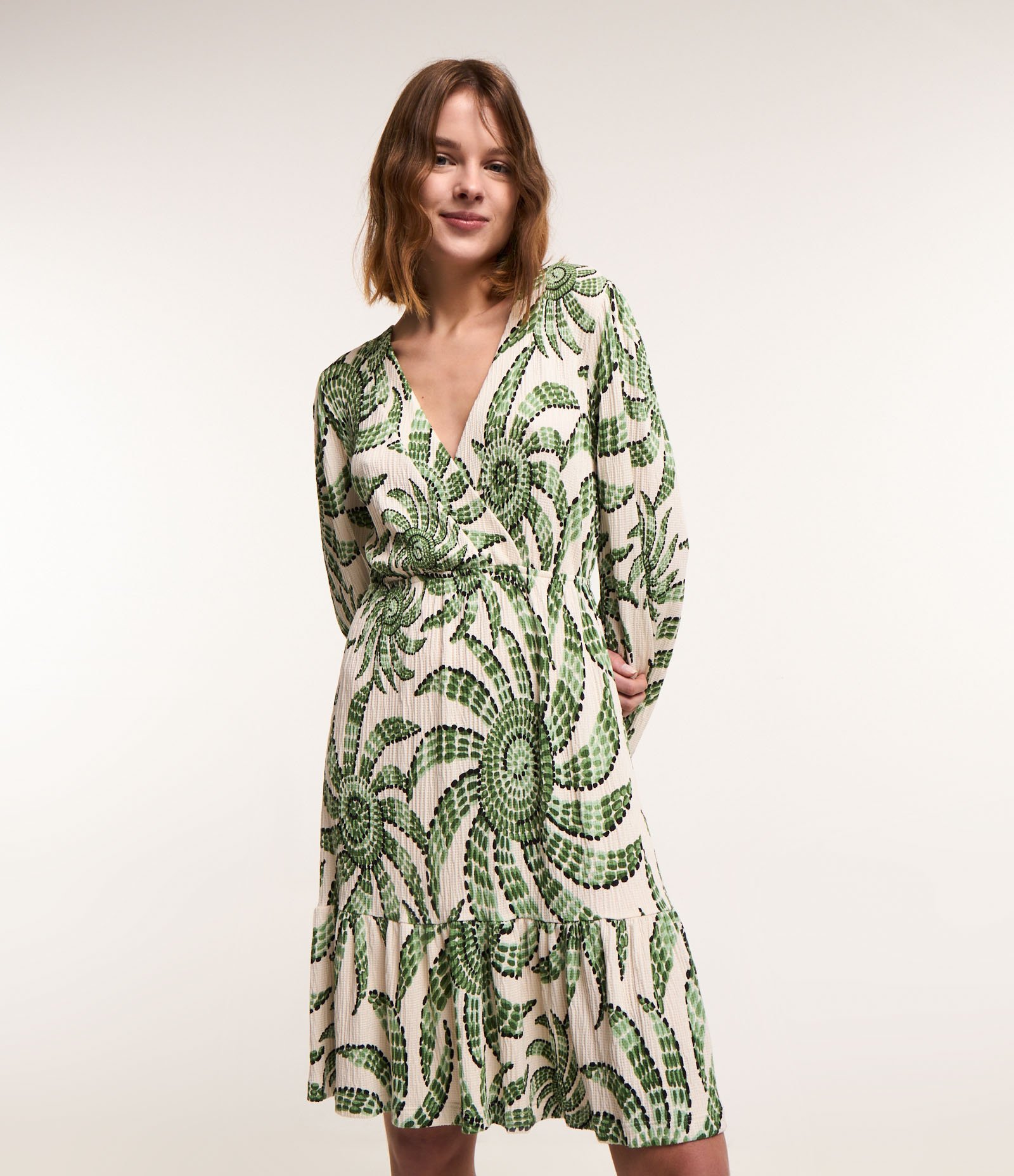 Vestido Curto Texturizado com Estampa Floral Branco 3