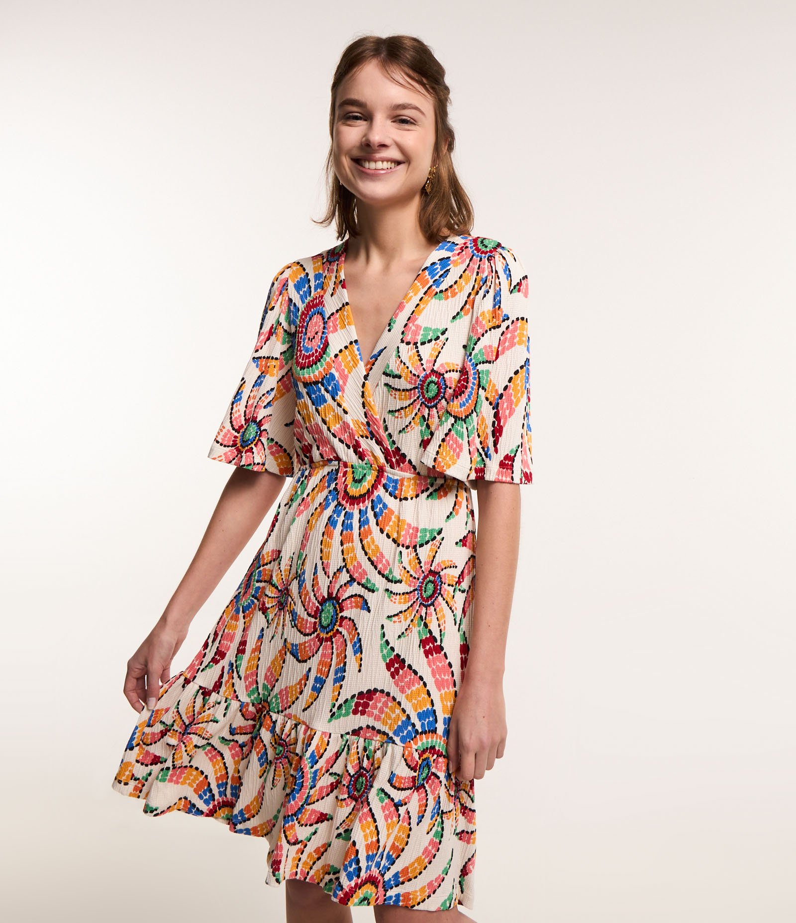 Vestido Curto Texturizado com Estampa Floral Branco 1