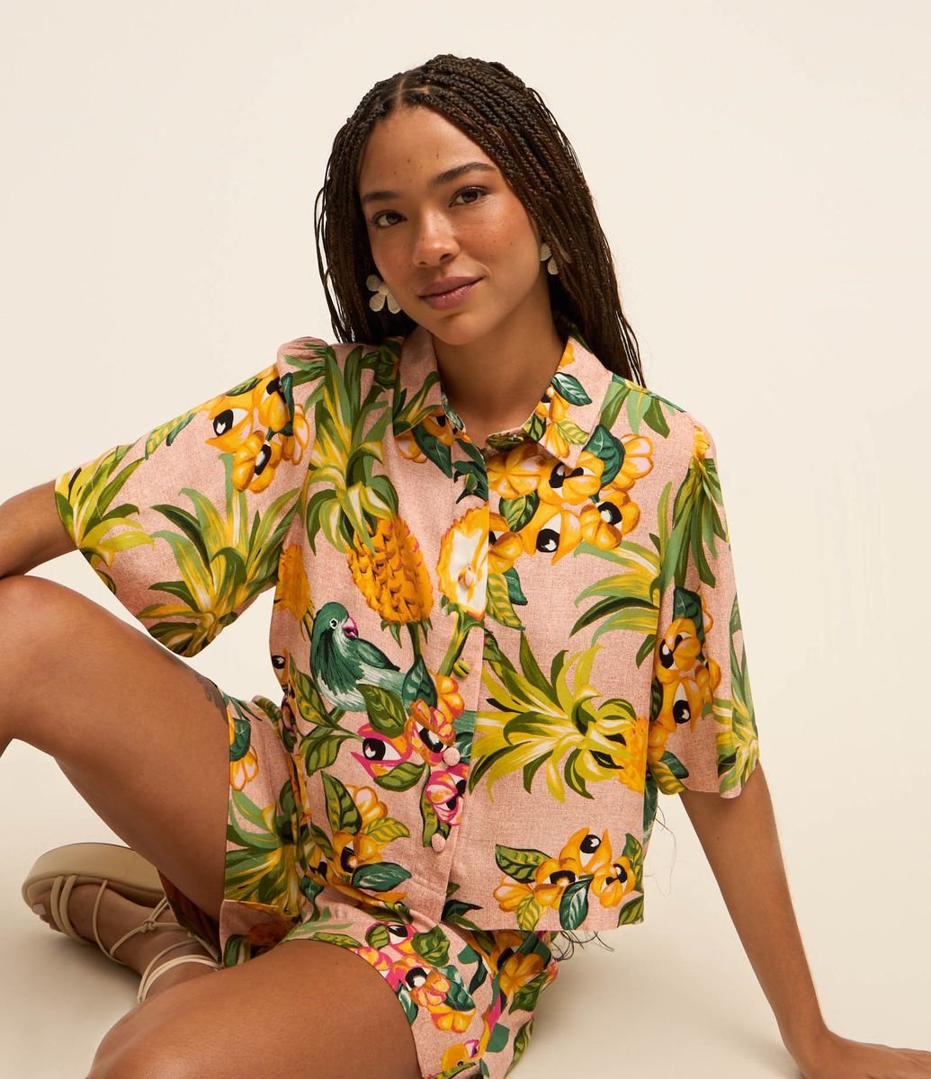 Camisa em Viscose com Pregas e Estampa Tropical Multicores