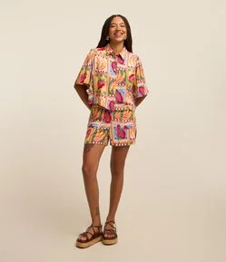 Short Curto em Viscose com Estampa de Frutinhas