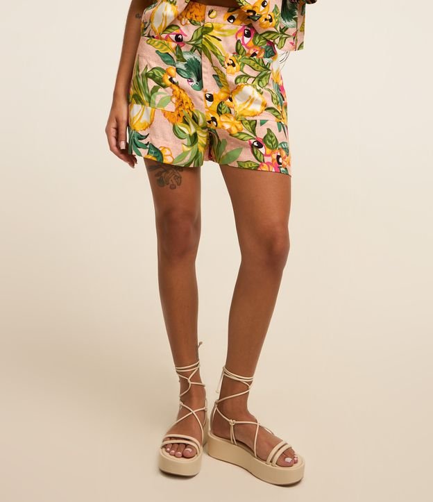 Short Curto em Viscose com Estampa Tropical