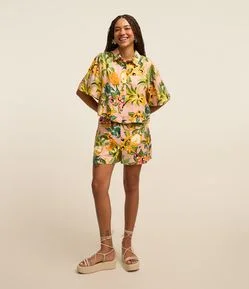Short Curto em Viscose com Estampa Tropical